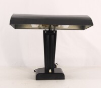 Lote 45 - CANDEEIRO DE MESA - Modelo vintage em metal lacado a preto, com quebra-luz basculante. Dim: 35x40x18 cm. Nota: sinais de uso