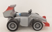 Lote 71 - FEBER, CARRO ELÉCTRICO PARA CRIANÇAS - Modelo de Formula 1 cinzento e encarnado. Funcionamento por bateria recarregável. Dim: 56x130x75 cm. Nota: inclui carregador. Bateria necessita substituída