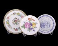 Lote 82 - PRATOS DECORATIVOS EM PORCELANA INGLESA (1970S) -Conjunrto de 3 pratos em porcelana com as seguintes marcas: Coverswall Chelsea, Le Vieux Montreal e Coalport Ming Rose. Motivos Diversos. Dim: 11 cm (menor) e 14 cm (maior) Nota: Prato maior com a