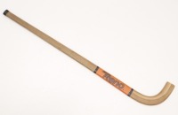 Lote 121 - RENO, STICK DE HÓQUEI - Modelo Olympic em madeira. Dim: 102 cm