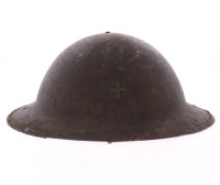 Lote 122 - CAPACETE MILITAR DA 1º GUERRA MUNDIAL (1914-1918) - Capacete antigo em meta, com marca pintada á mão na zona frontal do capacete. Nota com sinais de uso e armazenamento