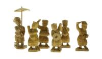 Lote 22 -  FIGURAS DECORATIVAS ORIENTAIS - Conjunto de 6 esculturas em madeira entalhada representando Figuras Orientais no quotidiano. Dim: 11 cm de altura. Nota: Podem apresentar eventuais falhas ou faltas