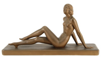 Lote 272 - CERBONI, SÉC. XX - Escultura ao estilo Art Deco em cerâmica com patine simulando bronze, assinada, motivo “Figura Feminina”. Dim: 37x70x17 cm. Nota: falhas e defeitos.