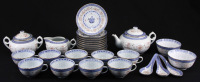 Lote 244 - SERVIÇO DE CHÁ EM PORCELANA CHINESA - Conjunto de 28 peças marcadas na base, Made in China, decoração bago-de-arroz a azul com elementos em tom laranja, composto por bule, leiteira, açucareiro, 9 chávenas, 11 pires, 2 taças e 3 colheres. Dim: 1