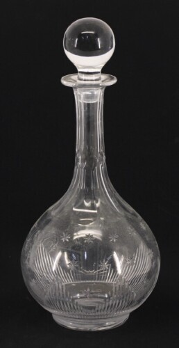 Lote 216 - GARRAFA DECANTER - Garrafa com rolha em vidro translucido. Decoração lapidada e gravação de monograma. Dim: 31 cm