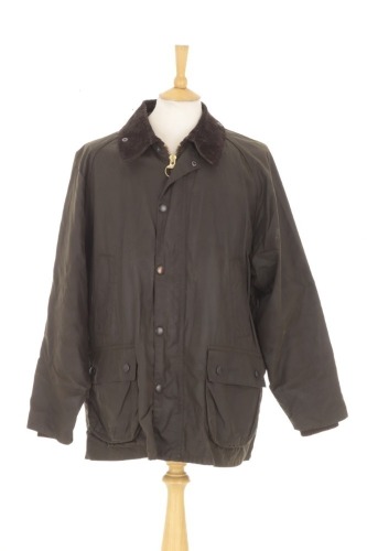 Lote 4 - BARBOUR ENGLAND, PARKA DE HOMEM - Modelo Classic Bedale em tecido verde impermeável, a apertar com fecho e botões de mola, gola de bombazina castanha, punhos de malha, 5 bolsos, interior com forro de tecido xadrez. Tamanho XXL. Nota: sinais de us