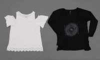 Lote 105 - T-SHIRTS DE SENHORA - Conjunto de 2 t-shirts, marca Roxy em tecido preto, modelo de manga comprida com estampado na frente e marca Easy Wear em tecido branco, modelo de manga curta com ombros descobertos, cós com rendado. Tamanho M e L. Nota: s