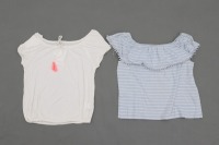 Lote 112 - BLUSAS SEM MANGAS - Conjunto de 2 blusas em tecido azul às riscas e branco, modelos e marcas diferentes. Tamanho L e M. Nota: sem uso, com etiquetas