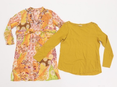 Lote 115 - TÚNICA E BLUSA - Conjunto de túnica em tecido estampado de padrão floral com missangas e lantejoulas, Made in Índia e blusa de manga comprida em tecido amarelo de algodão com botões nos ombros. Tamanho M/L. Nota: sem uso