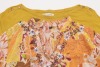 Lote 115 - TÚNICA E BLUSA - Conjunto de túnica em tecido estampado de padrão floral com missangas e lantejoulas, Made in Índia e blusa de manga comprida em tecido amarelo de algodão com botões nos ombros. Tamanho M/L. Nota: sem uso - 4