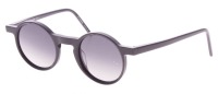 Lote 118 - MOREL PAR JEAN NOUVEL, ÓCULOS DE SOL - Armações em massa preta, com lentes cinzentas, hastes com marca gravada, Refª 90009C 45-24 145 NN05 Polarized Cat. 3. Dim: 14,7 cm. Nota: sinais de uso, com estojo