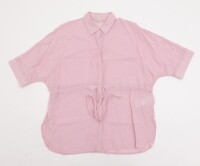 Lote 122 - SALSA, BLUSA - Modelo de manga curta em tecido cor-de-rosa, a apertar com botões da marca e cintura franzida com fita. Tamanho L