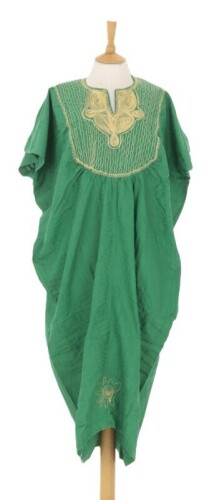 Lote 130 - BUBU AFRICANO - Veste tradicional masculina em tecido verde lavrado e bordado a dourado. Tamanho M/L