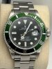 Lote 1 - ROLEX, RELÓGIO DE PULSO - Modelo Submariner Oyster Perpetual Date, Ref.16610LV, Kermit Flat 4 Bezel de 2004. Caixa em aço com 40 mm e bracelete em aço. Movimento automático. Mostrador preto com marcadores e data às 3 horas. Vidro em Safira, Com c - 6