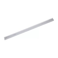 Lote 51 - Candeeiro de teto Hi Lite Hannover apresenta um design linear elegante que mede 123 x 5 x 7 cm. Inclui uma lâmpada LED integrada com uma potência de 18 W, fornecendo um fluxo luminoso de 1700 lm e uma temperatura de cor de 4000 K, produzindo luz