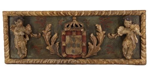 Lote 5 - RETÁBULO COM BRASÃO DE ARMAS PORTUGUESAS, SÉC. XIX - Painel rectangular em madeira policromada e folheada a ouro, com as Armas Reais Portuguesas ladeadas por figuras de anjos e acantos em relevo, do século XIX. Moldura dourada. Dimensão: 30x78 cm