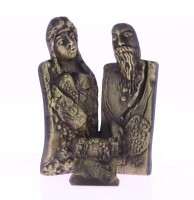 Lote 16 - JOSÉ RODRIGUES (1936 - 2016) - Escultura (múltiplo) em bronze, assinada, motivo: Sagrada Família. Dim. 12x9x8 cm (altura). Multiplo deste artista foi vendida por € 240 na Oportunity Leilões. Nota: Escultor, desenhador e gravador, é considerado u