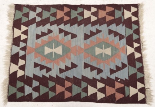 Lote 51 - TAPETE KILIM CEYREK, TURQUIA - Tapete oriental proveniente da Turquia, em fio de lã policromada de padrão geométrico, com franjas e etiqueta. Dim: 90x120 cm. Nota: sinais de uso