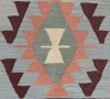 Lote 51 - TAPETE KILIM CEYREK, TURQUIA - Tapete oriental proveniente da Turquia, em fio de lã policromada de padrão geométrico, com franjas e etiqueta. Dim: 90x120 cm. Nota: sinais de uso - 2