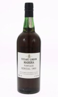 Lote 19 - MADEIRA COSSART GORDON SERCIAL 1960 - Garrafa de Vinho da Madeira Vintage Sercial 1960, Cossart Gordon & Cª, Funchal, Madeira, (750ml - 20%vol.). Nota: garrafa idêntica à venda por € 490. Consultar valor indicativo em https://www.garrafeiracampo