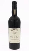 Lote 129 - MADEIRA BLANDY'S BUAL 1954 - Garrafa de Vinho da Madeira, Bual 1954, Madeira Wine Company, Funchal, Madeira, (750ml - 21%vol.). Nota: garrafa idêntica foi vendida em leilão por € 369.78. Consultar valor indicativo em https://wineauctioneer.com/