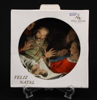 Lote 57 - VISTA ALEGRE, FESTA DE NATAL 1993 - Prato em porcelana marcada na base, edição de 1993, decoração exclusiva com detalhe do quadro "A Adoração dos Magos” de Stomer Mathias, série limitada não numerada de 70.000 exemplares. Dim: 19,5 cm