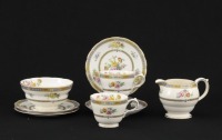 Lote 58 - CONJUNTO EM PORCELANA INGLESA - Composto de 2 chávenas de chá com 2 pires, leiteira, taça e 2 pratos. Decoração floral policromada e filetes dourados. Dim: 15,5 cm (pratos). Nota: marcados na base