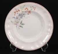 Lote 70 - PRATO DE SOPA EM FAIANÇA - Decoração floral policromada. Dim: 23,5 cm. Nota: pequenas falhas no bordo