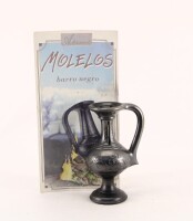 Lote 71 - BILHA DE SEGREDO - Em barro negro de Molelos. Dim: 18,5 cm. Nota: marcada na base e acompanhada de folheto