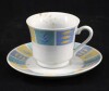 Lote 94 - SERVIÇO DE CAFÉ EM PORCELANA - Composto de cafeteira, leiteira, açucareiro e 5 chávenas de café com 6 pires. Decoração policromada. Dim: 17 cm (cafeteira). Nota: 1 pires com falha no bordo - 3