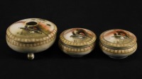 Lote 116 - SHOFU, CAIXAS E HUMIDIFICADOR DE DEDO EM PORCELANA - Conjunto de 3 peças marcadas na base, decoração policromada com paisagens, Made in Japan. Dim: 6x11 cm (maior). Nota: sinais de uso