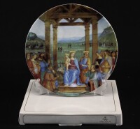 Lote 163 - VISTA ALEGRE, FESTA DE NATAL 2003 - Prato em porcelana marcada na base (a partir de 2001), edição de 2003, decoração exclusiva com detalhe do quadro "Adoração dos Reis Magos” de Pietro Vannucci, série limitada não numerada de 60.000 exemplares.