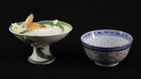 Lote 167 - TAÇAS EM PORCELANA - Conjunto de 2 taças, modelos e decorações diferentes. Uma estilo arte nova e outra em porcelana Chinesa. Dim: 9x14x11 cm (Graff). Nota: sinais de uso