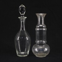 Lote 168 - GARRAFA E DECANTER EM VIDRO - Conjunto de 2 peças em vidro translúcido, decoração lisa. Dim: 32 cm (maior). Nota: sinais de uso