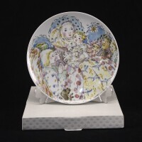 Lote 173 - VISTA ALEGRE, NATAL 2018 - Prato em porcelana marcada na base (a partir de 2008), decoração policromada alusiva à Festa de Natal 2018, motivo "Celebração em Leveza e Cor" by Katya Gerasimova Bosky, série limitada de 60 000 exemplares, Nº 48. Di