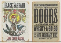 Lote 211 - PLACAS PUBLICITÁRIAS DE CONCERTOS DE MÚSICA - Conjunto de 2 placas em folha metálica policromada, alusivas a "The Doors - Whisky-a-Go-Go 12-16.02.1967" e "Black Sabbath - Long Island Arena 15.08.1971". Dim: 30x20 cm. Nota: sinais de uso