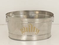 Lote 215 - REFRESCADOR DE GARRAFAS EM INOX - Formato oval em inox com pegas e inscrição "Guilty by Olivier". Dim: 30x60x43 cm. Nota: sinais de uso