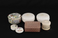 Lote 216 - CAIXAS EM PORCELANA E VIDRO - Conjunto de 7 caixas, modelos e decorações diferentes. Dim: 5x10 cm (maior). Nota: sinais de uso