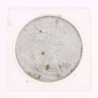 Lote 18 - ESTADOS UNIDOS DA AMÉRICA, MOEDA DE 1 DOLLAR EM PRATA 999, ANO 1994 - Moeda dos Estados Unidos da América, American Silver Eagle de 1994. Peso indicativo: 31.1 g. Dim: 40,6 mm (diâmetro). Nota: apresentada em invólucro de acrílico. Sem classific