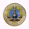 Lote 23 - ALEMANHA DEMOCRÁTICA, MEDALHA TOKEN - Medalha em liga de metal dourada de 5 Marcos comemorativa dos 60 Anos da República Democrática Alemã. Reverso impresso a cores. Dim: 30 mm (diâmetro). Nota: apresentada em alvéolo - 2