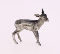 Lote 63 - LEITÃO & IRMÃO, BAMBI, ESCULTURA EM PRATA PORTUGUESA 925 - Representando bambi com decoração naturalista. Peso: 10,8 g. Dim: 2,8x3,2x1 cm. Nota: com marcas de contraste e marca de ourives