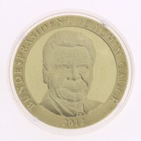 Lote 67 - ALEMANHA, MEDALHA COMEMORATIVA - Medalha em liga de metal dourada comemorativa do Presidente Joachim Gauck. Dim: 40 mm (diâmetro). Nota: apresentada em alvéolo