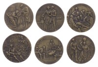 Lote 119 - QUADROS CÉLEBES DE MEDICINA, MEDALHAS EM BRONZE - Estojo com 6 medalhas em bronze do escultor Cabral Antunes, alusivas a "Quadros Célebres de Medicina", decoração relevada. Dim: 9 cm (cada)