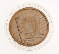 Lote 136 - CIDADE DO VATICANO, MOEDA DE FANTASIA DE 1 CÊNTIMO, ANO 2002 - Moeda de fantasia em cobre de 2002. Dim: 22,25 mm (diâmetro). Nota: sem classificação atribuída pela Oportunity Leilões, cabe ao licitante atribuir a classificação e a valorização q