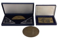 Lote 137 - MEDALHAS COMEMORATIVAS EM BRONZE - Conjunto de 3 medalhas comemorativas alusivas à Hidroeléctrica de Cahora-Bassa, Moçambique, 2 com estojo. Dim: 11 cm (maior)