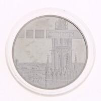 Lote 138 - ALEMANHA, MEDALHA COMEMORATIVA - Medalha em liga de metal prateado da Cidade de Munique e reverso com a Casa da Moeda da Baviera. Dim: 40 mm (diâmetro). Nota: apresentada em alvéolo