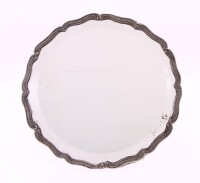 Lote 140 - ESPELHO DE MESA EM PRATA PORTUGUESA 833 SÉC. XX - Moldura em prata de decoração repuxada e espelho em vidro biselado. Costas e pé de apoio em madeira. Peso: 30 g (aprox. prata). Dim: 22 cm. Nota: com marcas de contraste em vigor de 1938 a 1984