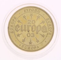 Lote 142 - ÁUSTRIA, MOEDA TOKEN DE 5000 SCHILLING, ANO 2003 - Moeda de fantasia em cobre dourado comemorativa da Europa. Dim: 40 mm (diâmetro). Nota: sem classificação atribuída pela Oportunity Leilões, cabe ao licitante atribuir a classificação e a valor