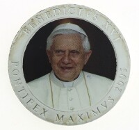 Lote 150 - ESTADO DO VATICANO, MEDALHA DE BENTO XVI - Medalha em cobre prateado com impressão a cores do Papa Bento XVI de 2005. Dim: 40 mm