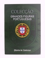 Lote 172 - GRANDES FIGURAS PORTUGUESAS, NUMISMÁTICA - Colecção completa composta por 60 medalhas em metal prateado alusivas a figuras ilustres. Decoração relevada. Dim: 3 cm de diâmetro (medalhas). Edição do Diário de Notícias. Acondicionadas em estojo pr